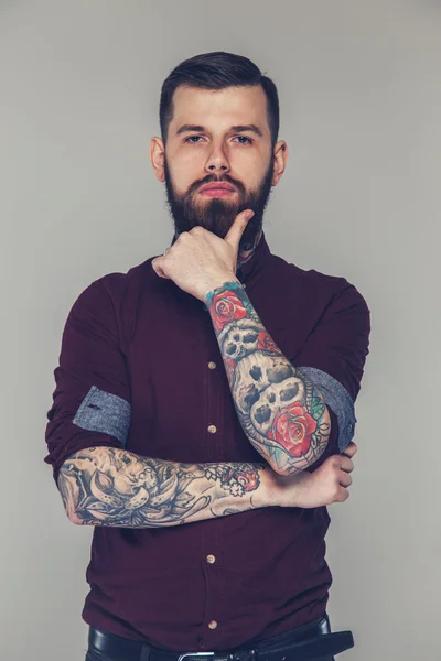 Hombre con tatuajes en su cuerpo —  Fotos de Stock