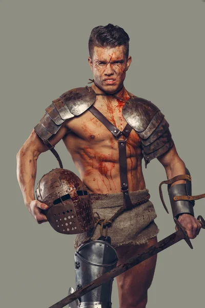 Gladiator mit muskulösem Körper — Stockfoto