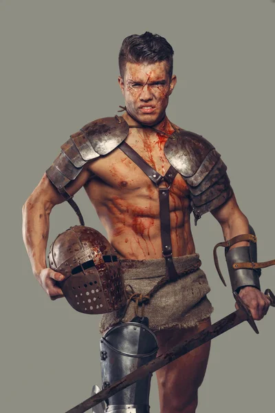 Gladiator met gespierd lichaam — Stockfoto