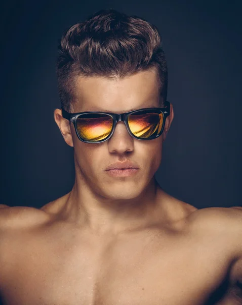 Retrato de un hombre con gafas de sol — Foto de Stock