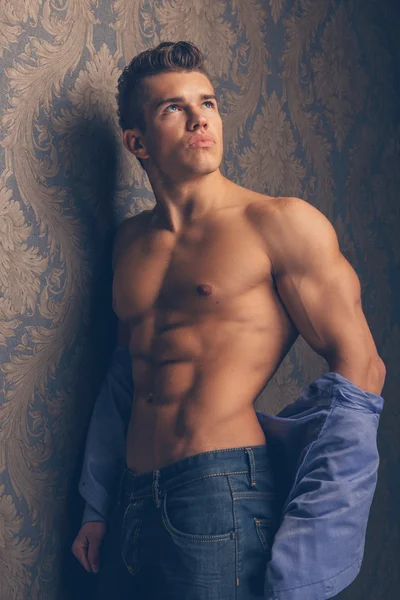 Модный портрет человека, показывающий его мускулистое тело — стоковое фото