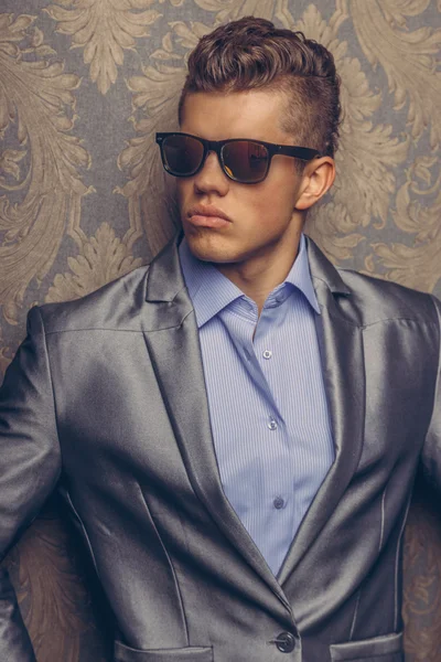Porträt eines Mannes in Jacke und Sonnenbrille — Stockfoto