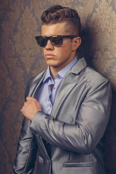 Retrato de homem de jaqueta e óculos de sol — Fotografia de Stock
