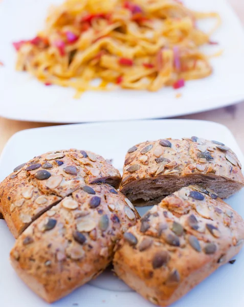 Läckra bröd på en vit platta — Stockfoto