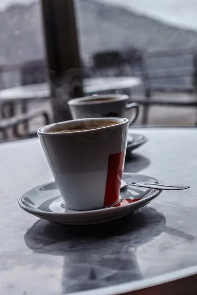 Duas xícaras de café na mesa — Fotografia de Stock