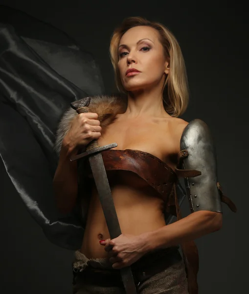 Женщина средних лет с мечом — стоковое фото