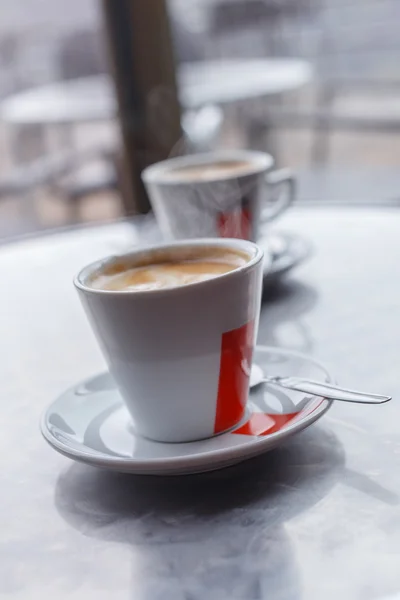 Twee kopjes koffie op tafel — Stockfoto