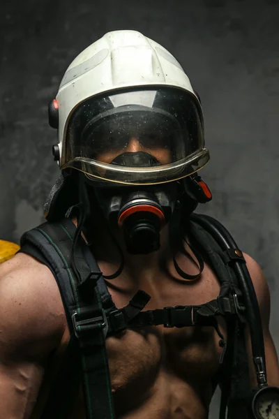 Pemadam kebakaran berotot dengan masker oksigen — Stok Foto