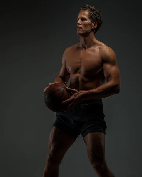 Muscular guy with basket ball — Stock Photo, Image