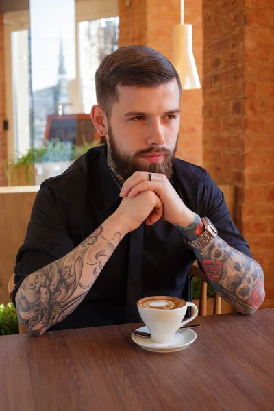 Ragazzo con tatuaggi bere caffè . — Foto Stock