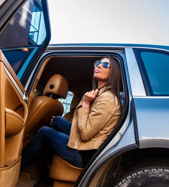 Belle femme dans une voiture — Photo