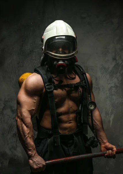 Bombero muscular con hacha — Foto de Stock