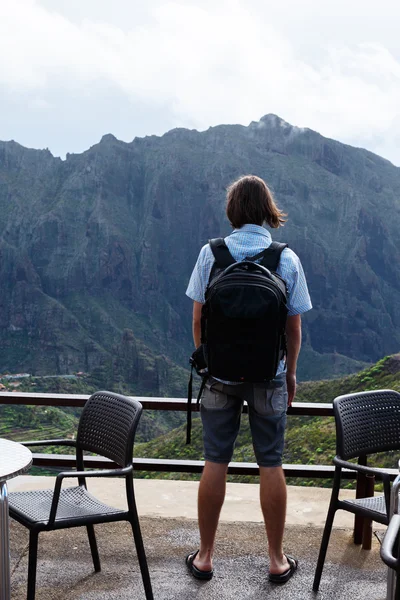 Guy looking at mountains — Stock Photo, Image