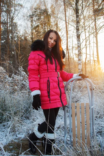 Flicka på en vandring i vinter skog — Stockfoto