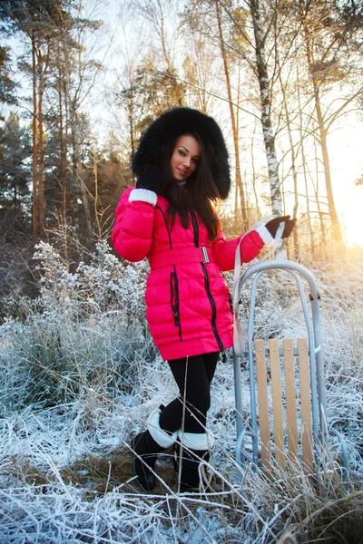 Flicka på en vandring i vinter skog — Stockfoto