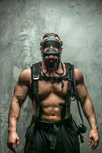 Мышечный пожарный в кислородной маске — стоковое фото