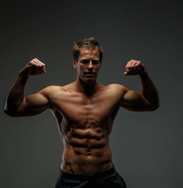 Cara muscular posando em estúdio — Fotografia de Stock