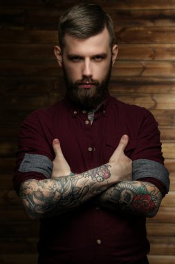 Dövmeli yakışıklı adam