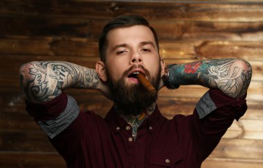 Dövmeli yakışıklı adam