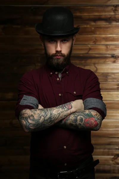 Homem bonito com tatuagens — Fotografia de Stock