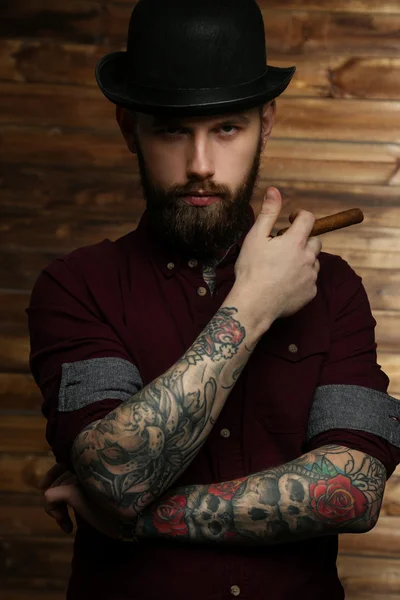 Bello uomo con tatuaggi — Foto Stock