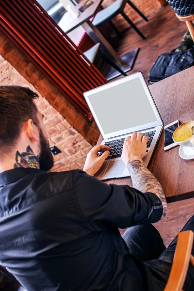 Man werkt op laptop — Stockfoto