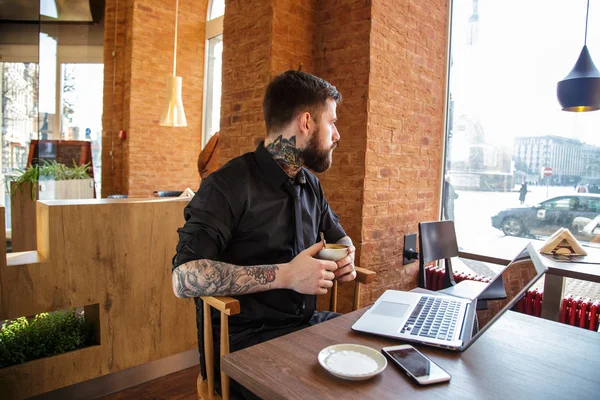 Man werkt op laptop — Stockfoto