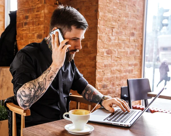 Man werkt op laptop — Stockfoto