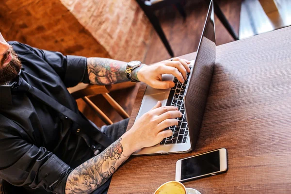 Man werkt op laptop — Stockfoto