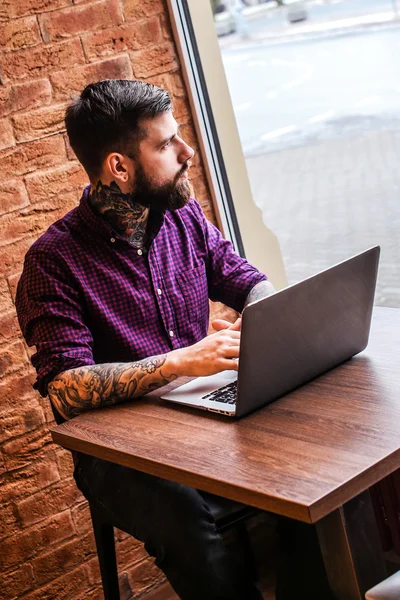 Homem trabalhando no laptop — Fotografia de Stock