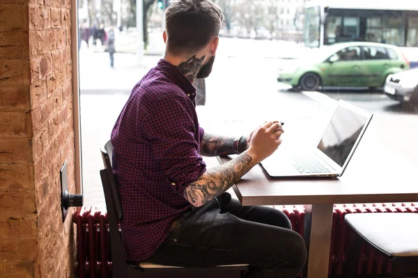 Uomo che lavora sul computer portatile — Foto Stock