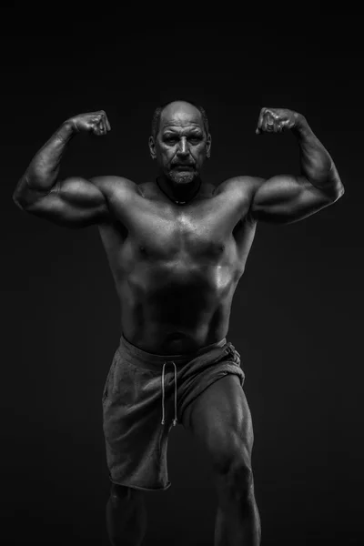 Starker muskulöser Mann mittleren Alters — Stockfoto