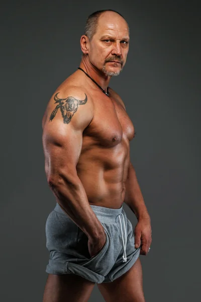 Hombre fuerte musculoso de mediana edad — Foto de Stock