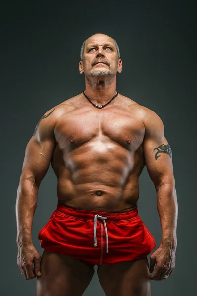 Bărbat puternic de vârstă mijlocie musculară — Fotografie, imagine de stoc