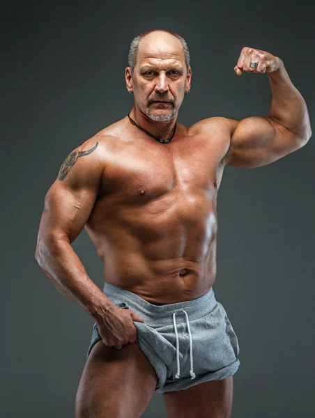 Hombre fuerte musculoso de mediana edad — Foto de Stock