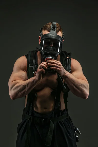 Bombero en uniforme sobre fondo gris —  Fotos de Stock