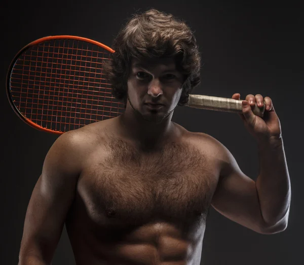 Hane med naken överkropp och tennis racket. — Stockfoto
