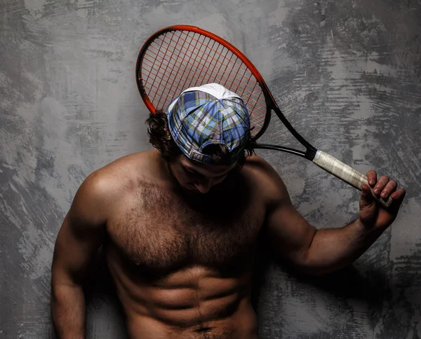 Homem com tronco nu e raquete de tênis — Fotografia de Stock