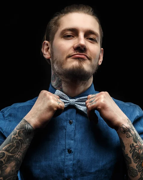 Homem de camisa azul com tatuagens . — Fotografia de Stock