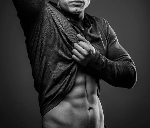 Modny facet ze stawianiem mięśni ciała — Zdjęcie stockowe