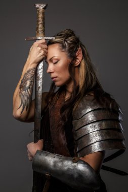 Elf kadın holding kılıç