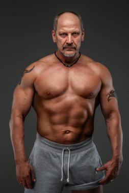 Onun muscules gösterilen kas orta yaş erkek