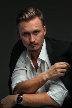 Yakışıklı genç mutlu çocuk