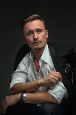 Yakışıklı genç mutlu çocuk