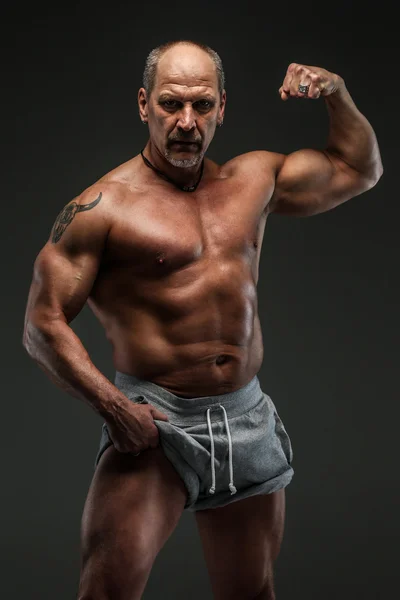 Muscular middle age man showing his muscules — Stock Photo, Image