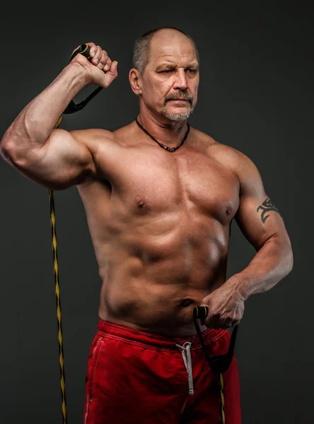 Medelålders man visar hans muscules — Stockfoto