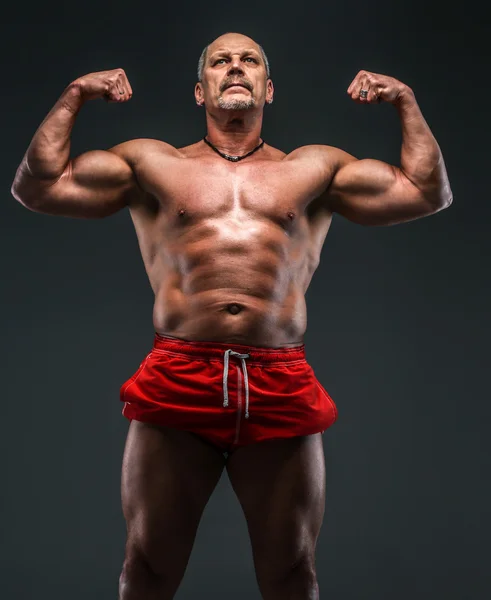 Onun muscules gösterilen kas orta yaş erkek — Stok fotoğraf