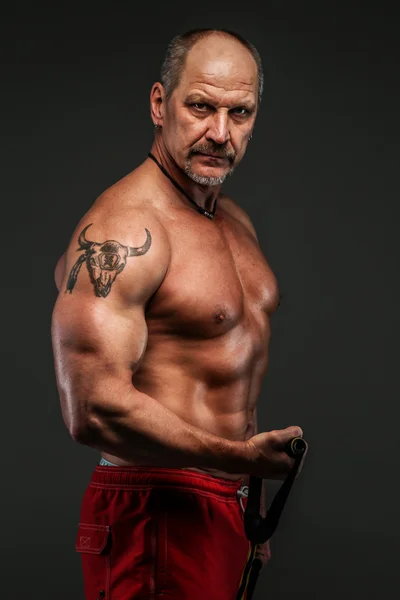 Muscular middle age man showing his muscules — Stock Photo, Image