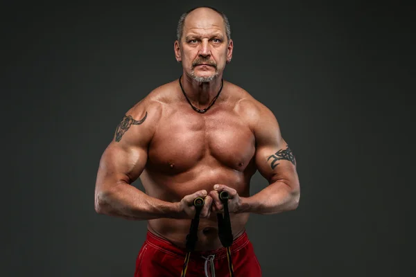 Muscular homem de meia idade mostrando seus músculos — Fotografia de Stock