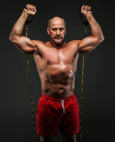 Muscular homem de meia idade mostrando seus músculos — Fotografia de Stock